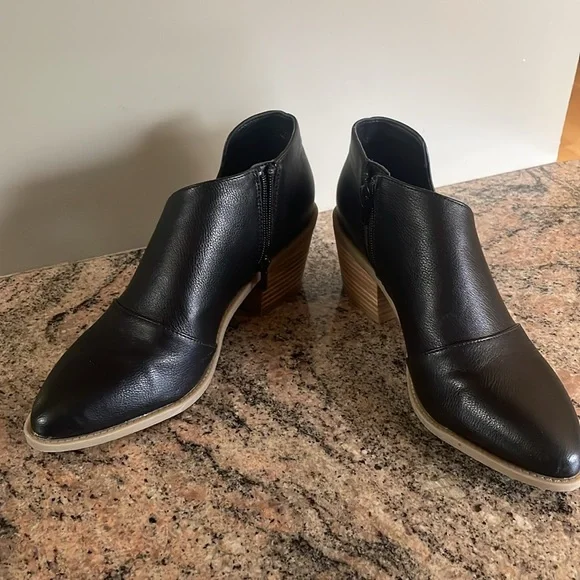 Dolce Vita Pointed Ankle Booties - Picture 3 of 9